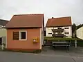 Buswartehäuschen mit Postbriefkasten und Sitzgruppe