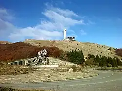 Das Denkmal am Gipfel mit den beiden Fackeln unterhalb