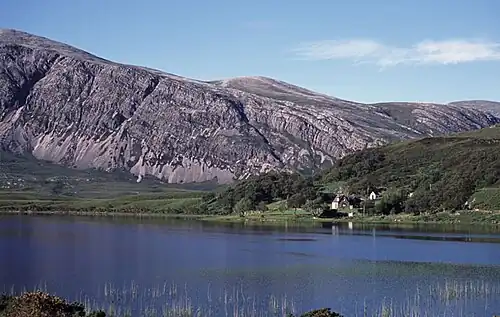 Loch Stack und dahinter das südliche Ende des Arkles. Sehr gut zu erkennen sind die flachen Duplexe links oberhalb des Allt Horns.