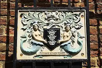 Wappen von Boston. Das Motto ist „Per mare et per terram“ (Über See und über Land).