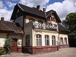 Gebäude von seitlich vorne in Farbe.