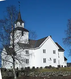 Foto einer weißen Holzkirche