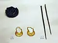 Aus einer Frauenbestattung (Grab 108): byzantinisch anmutender Schmuck mit goldenem halbmondförmigen Ohrgehänge, Haarnadeln und silberner Nadeldose; Ende 6./Anfang 7. Jahrhundert.