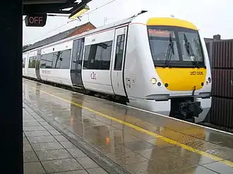 Elektrischer Triebwagen der c2c (Baureihe „Class 357“) im Bahnhof West Ham