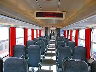 Innenraum eines CFL-Triebwagens in der 2. Klasse mit Digitalanzeige an der Decke