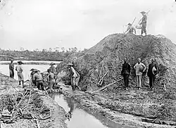 Arbeiter waschen das Erz