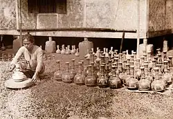 Aufbau von Keramik mit Drehscheibe in Indonesien (um 1930)