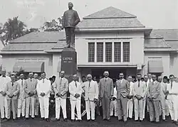 Gruppenfoto am Standbild von Jacob Theodoor Cremer (1847–1923) vor dem Gebäude der Deli Planters Vereniging, Sumatra, anlässlich des 50jährigen Jubiläums dieser Tabakpflanzer-Vereinigung, 1929