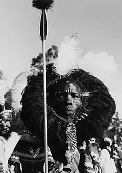 Luo-Krieger mit Halsschmuck aus einem Zebrafell-Beinstück (1968)