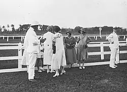 Zuschauer an der Pferderennbahn, 1925