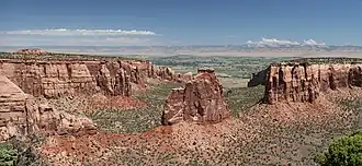 Monument Canyon mit der Formation Independence Monument, Fruita (Colorado) im Hintergrund