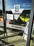 Warnhinweise am Eingang eines Supermarktes