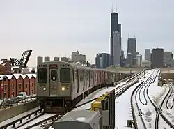 Ein Zug der Red Line nähert sich der Station Cermak-Chinatown.