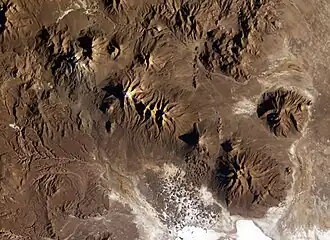 Der Cerro Pariani (im Bild rechts unten) neben dem Tata Sabaya (Foto der ISS-Expedition 9)