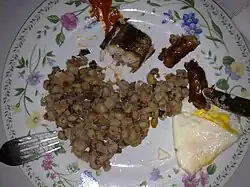 Cachupa frita. Angebratene Cachupa. Maisgries mit Fleisch.