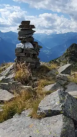 Steinmann auf dem Knotenpunkt südwestlich des Pizzo Pianché