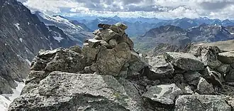 Steinmännchen auf dem Gipfel des Piz Boval