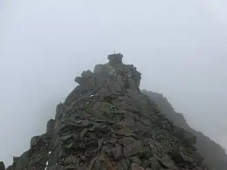Steinmann auf dem Piz Grialetsch im Nebel