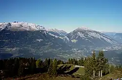 In der Mitte Tamins, links Ringelspitz und rechts Calandamassiv, dazwischen der Kunkelspass