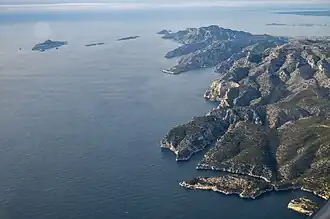 Blick auf die gesamte Küstenlinie der Calanques; Calanque de Port-Pin im Vordergrund