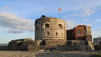 Calshot Castle 2012 (links) und in einem Grundriss von 1539 (rechts); für den Bau der Burg wurden Baumaterialien aus der Auflösung der nahegelegenen Beaulieu Abbey verwendet.