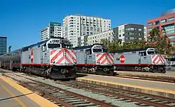 Drei EMD F40PH-2CATs an der Station San Francisco.