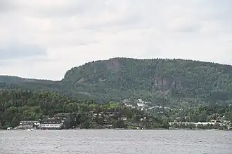 Blick vom Oslofjord auf das Holmen Senter (im Hintergrund der Skaugumsåsen)