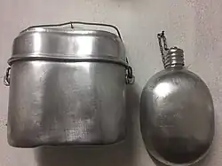 Russisches Kochgeschirr mit Feldflasche um 1960