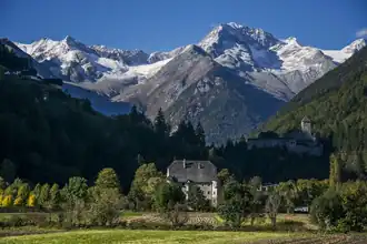 Rechts außen der Schwarzenstein, vorne Ansitz Neumelans und Burg Taufers.