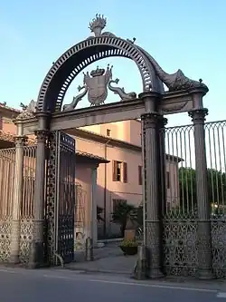 Eingangstor der Eisengießerei Follonica