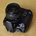 Canon EOS 400D mit Batteriegriff und einem 28-mm-f/1.8-Objektiv