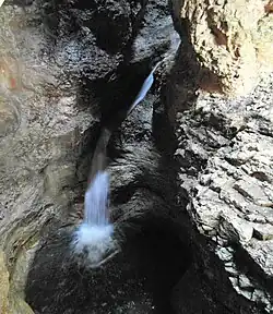 Einer der kleinen Wasserfälle im Canyon Rio Sass
