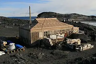 Hütte am Kap Royds, Ross-Insel, errichtet im Februar 1908 durch die Nimrod-Expedition von 1907 bis 1909 unter der Führung von Sir Ernest Shackleton, wiederhergestellt im Januar 1961 von der Antarktis-Abteilung des neuseeländischen Ministeriums für wissenschaftliche und industrielle Forschung. Die Hütte ist Bestandteil des besonders geschützten Gebiets der Antarktis ASPA-157.