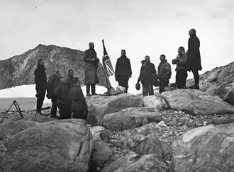 Steinhügel und Gedenktafel in Cape Bruce, Mac-Robertson-Land, errichtet im Februar 1931 von Sir Douglas Mawson. Der Hügel und die Tafel dienen der Erinnerung an die Landung von Sir Douglas Mawson und einer Gruppe der britischen, australischen und neuseeländischen Forschungsexpedition in der Antarktis 1929–1931 (BANZARE) am Kap Bruce.