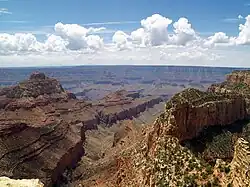 Blick vom Cape Royal Nach Süden hinunter ins Vishnu Canyon, Vishnu Temple links und Krishna Shrine rechts davor