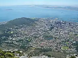 Blick auf Kapstadt mit dem Waterfront Harbour und Robben Island vom Tafelberg aus