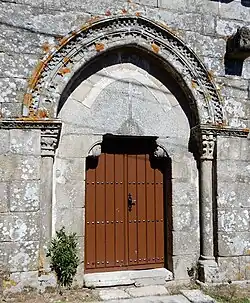 Seitliches Eingangsportal