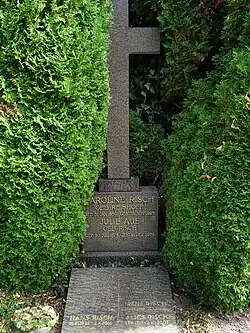 Carl Hugo Risch-Reishoff (1841–1918) Textilfabrikant. Caroline Risch-Reishoff (1850–1925), Emil Risch (1876–1942) Fabrikant, Unternehmer, Julie Aue-Risch (1878–1939), Anna Risch-Mors (1878–1965), Paul Nabholz-Risch (1875–1964), Helene Nabholz-Risch (1874–1926), Marthe Risch-Dombrei (1881–1969), Erna Reishoff (1906–1999), Alice Risch (1913–2007), Hans Risch (1925–2016). Familiengrab, Friedhof Rehalp, Zürich