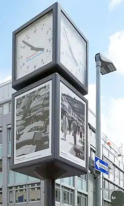 Uhr mit vier historischem Marktfotos