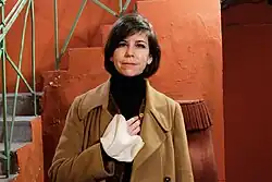 Carmen Stadler vor der rot getünchten Wand im Eingangsbereich des Münchner werkstattkinos