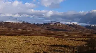 Blick von der westlich liegenden A9 auf die Nordwesthänge des Càrn na caim