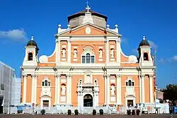 Fassadenfront des Doms von Carpi