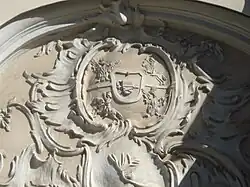 Authentisches Wappen des Königliche Republik der Polnischen Krone und des Großfürstentums Litauen auf dem Hauptportal der Dominikanerkirche des Heiligen Geistes in Vilnius