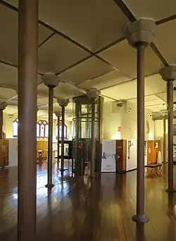 Säulenhalle im Erdgeschoss