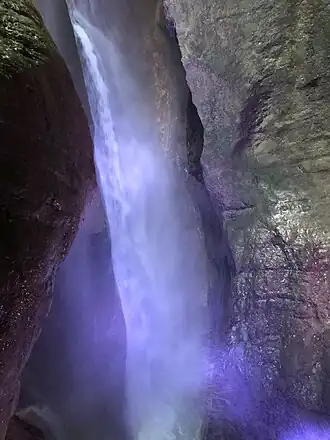 Das Wasser hat sich inzwischen viel tiefer in den Fels gegraben.