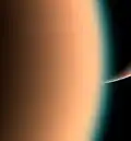 Blick über den Rand von Titan und durch seine Hochatmosphäre auf Saturns Südpol von Cassini, 2005