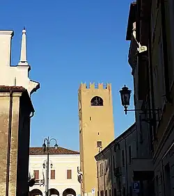 Der Stadtturm zwischen dem Palazzo Municipale und dem Palazzo Gonzaga-Acerbi