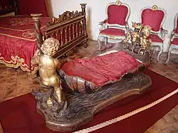 Kinderbettchen mit Wappen der Bufalini