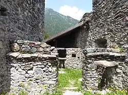 Die zwischen Bergfried (links) und Ringmauer (rechts) gelegenen Räume