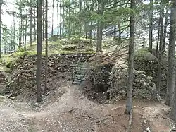 Bei Grabungen freigelegte Mauern auf der Kuppe des Burghügels
